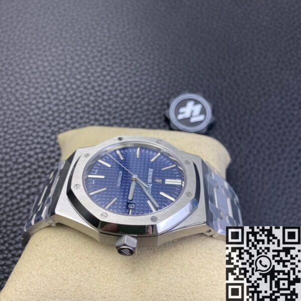 Audemars Piguet's Royal Oak​ 15400ST.OO.1220ST.03 Blue Dial